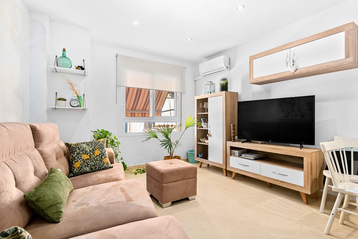 2 Bed Middle Floor Apartment in Las Lagunas