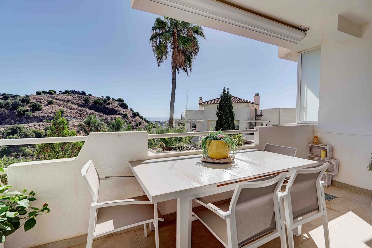 2 Bed Middle Floor Apartment in Calahonda