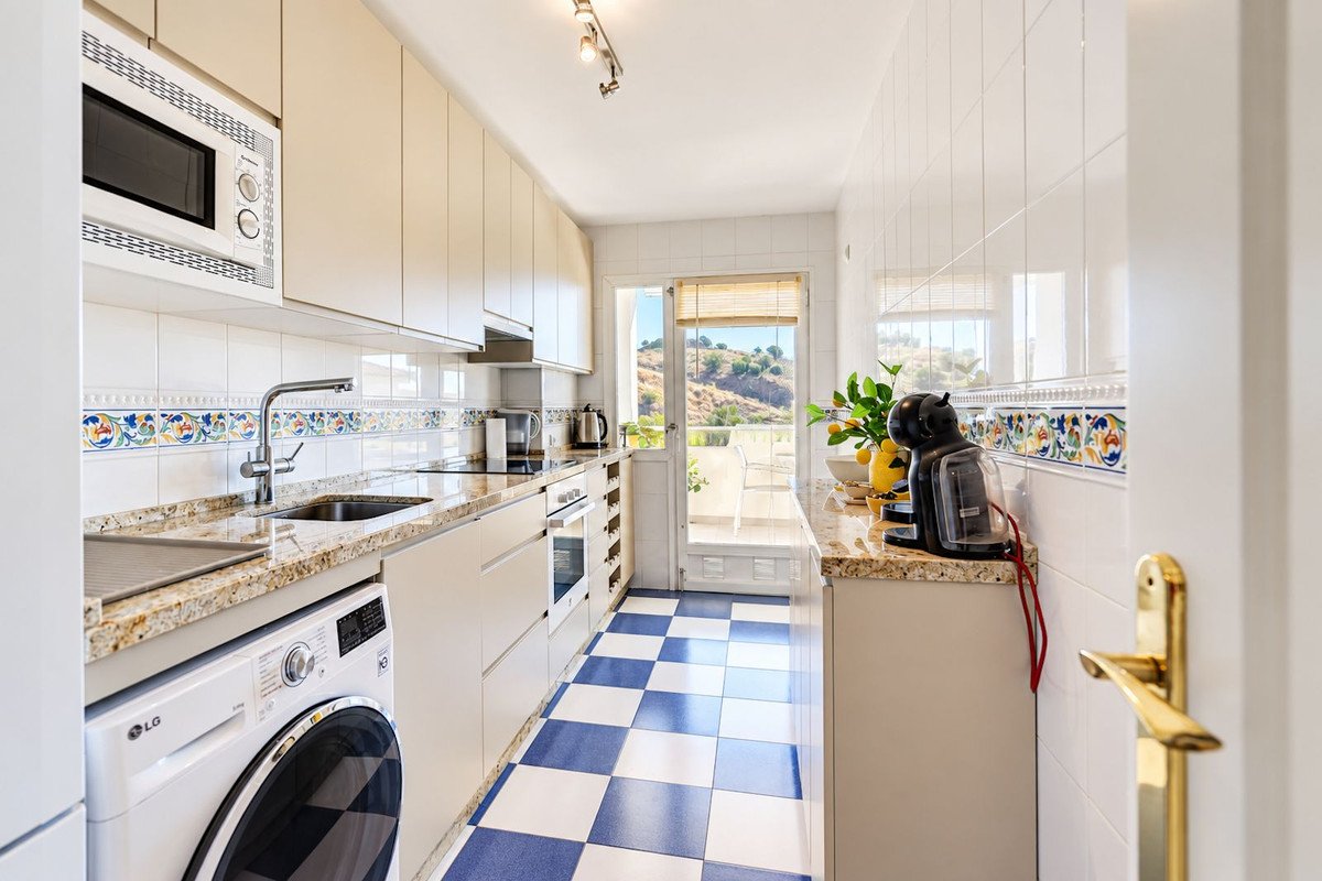2 Bed Middle Floor Apartment in Calahonda