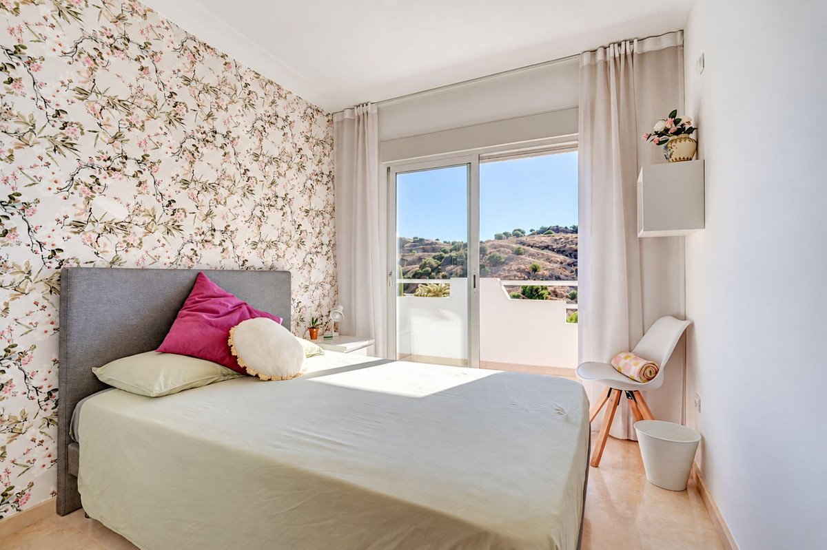 2 Bed Middle Floor Apartment in Calahonda