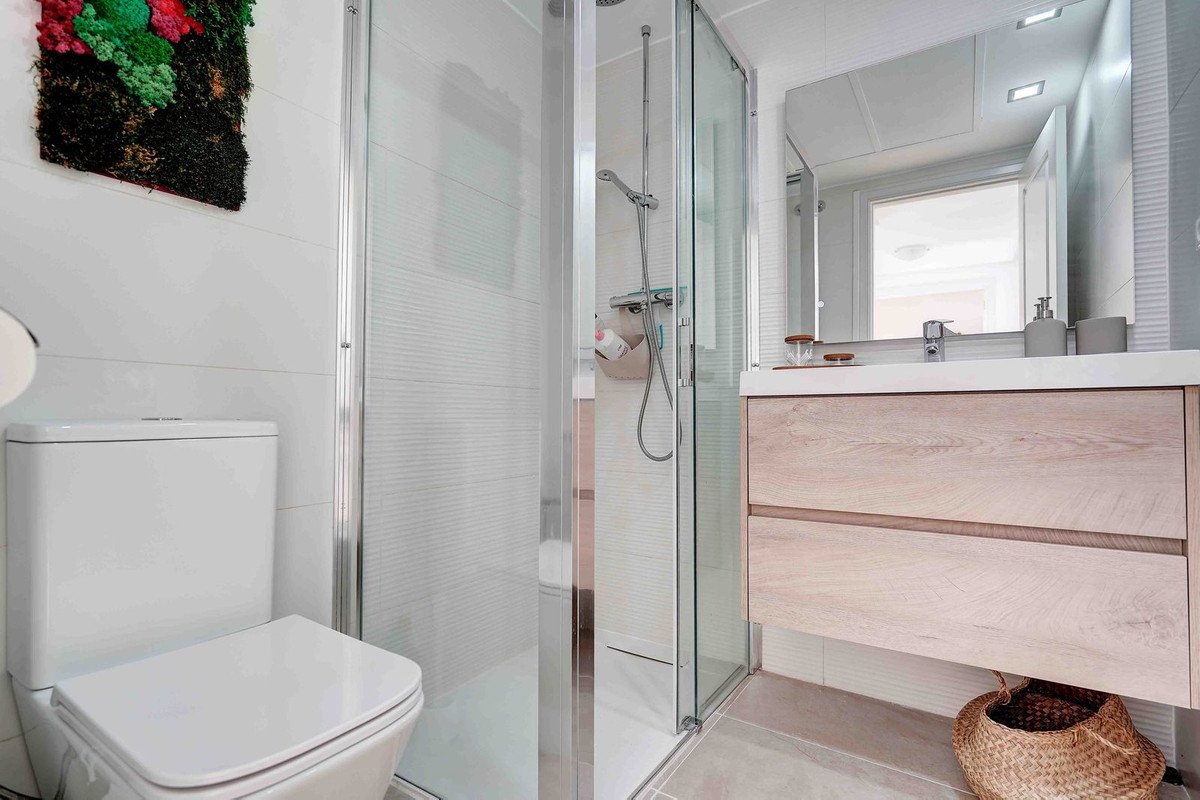 2 Bed Middle Floor Apartment in Calahonda
