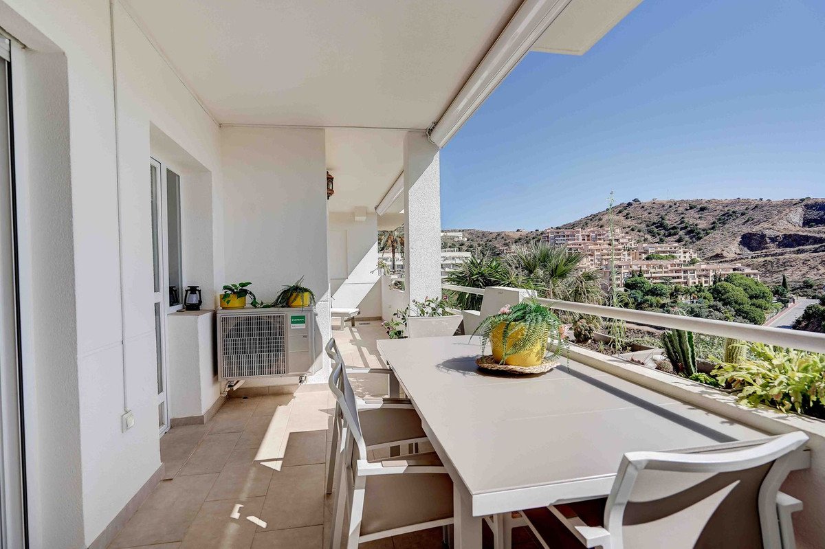 2 Bed Middle Floor Apartment in Calahonda