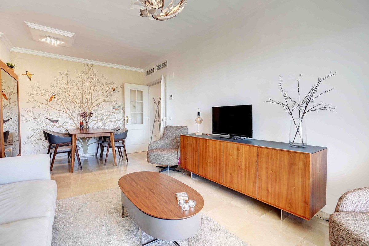 2 Bed Middle Floor Apartment in Calahonda