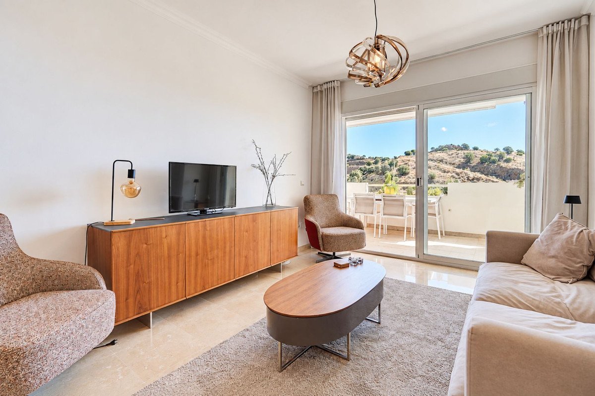 2 Bed Middle Floor Apartment in Calahonda