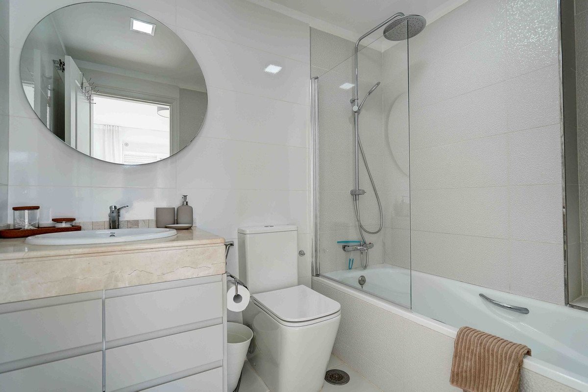 2 Bed Middle Floor Apartment in Calahonda