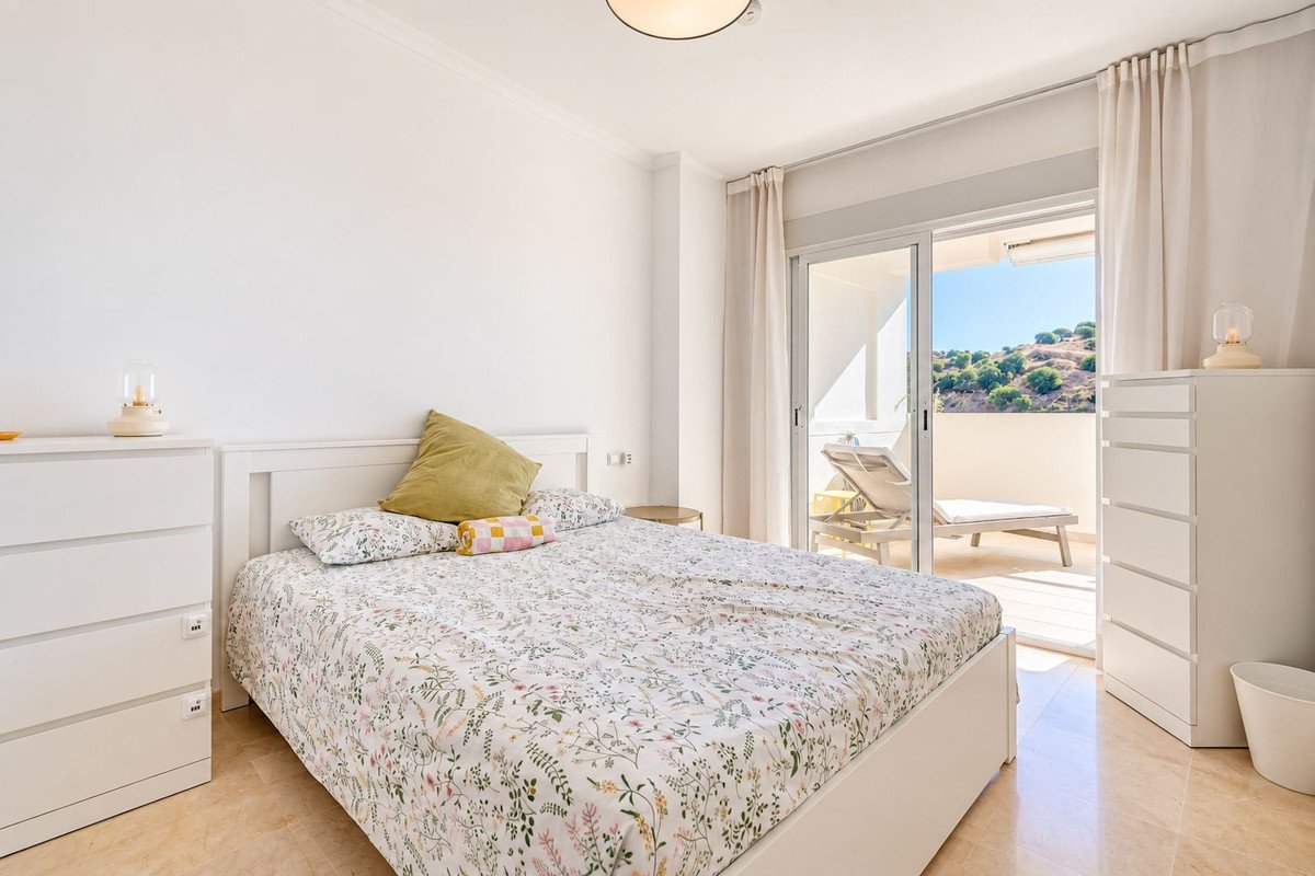 2 Bed Middle Floor Apartment in Calahonda