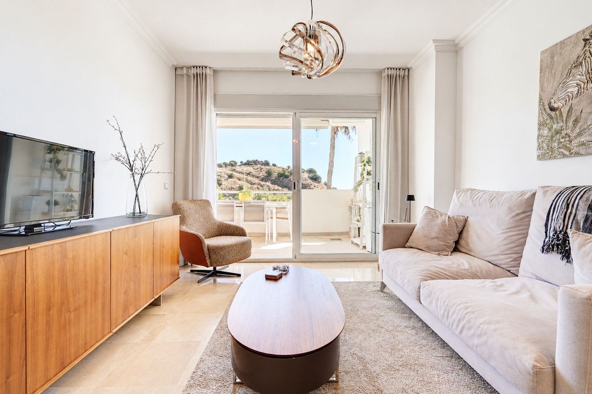 2 Bed Middle Floor Apartment in Calahonda