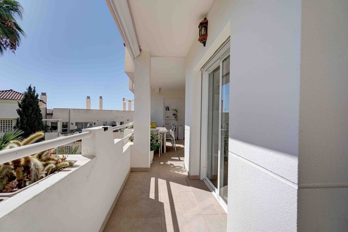 2 Bed Middle Floor Apartment in Calahonda