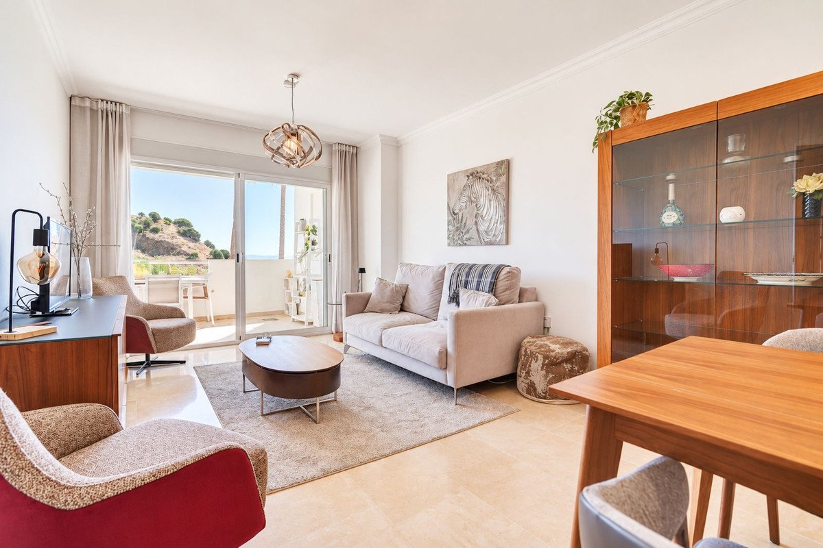 2 Bed Middle Floor Apartment in Calahonda