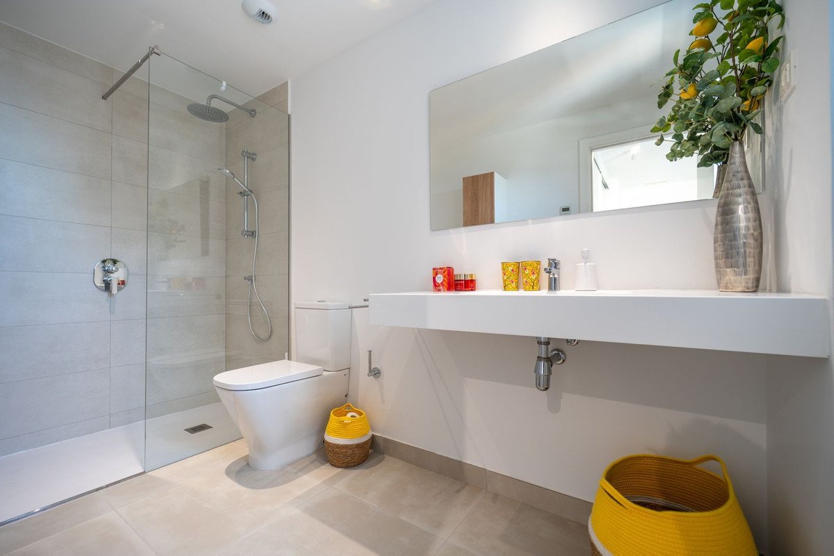2 Bed Middle Floor Apartment in Fuengirola