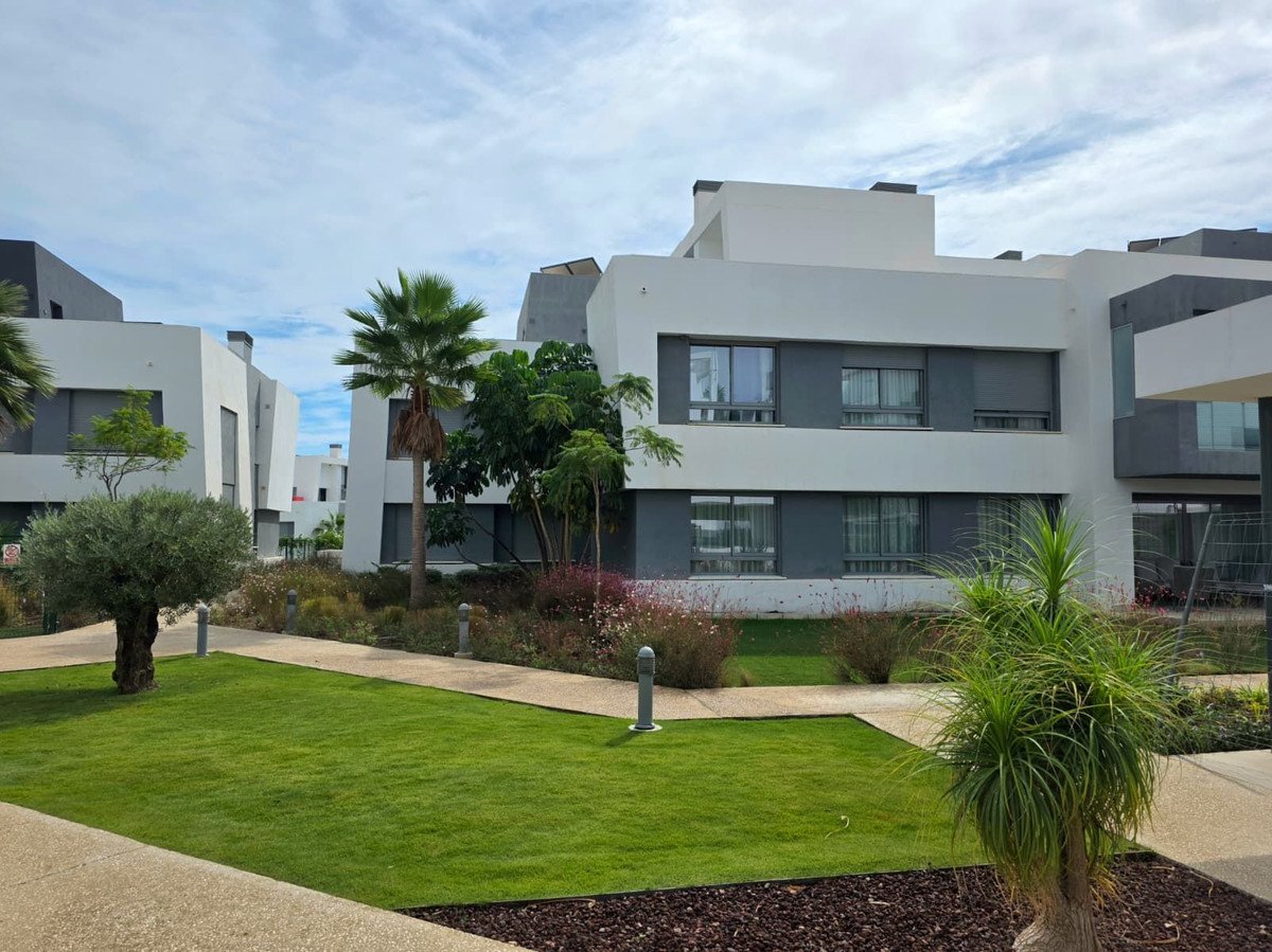 2 Bed Ground Floor Apartment in Selwo