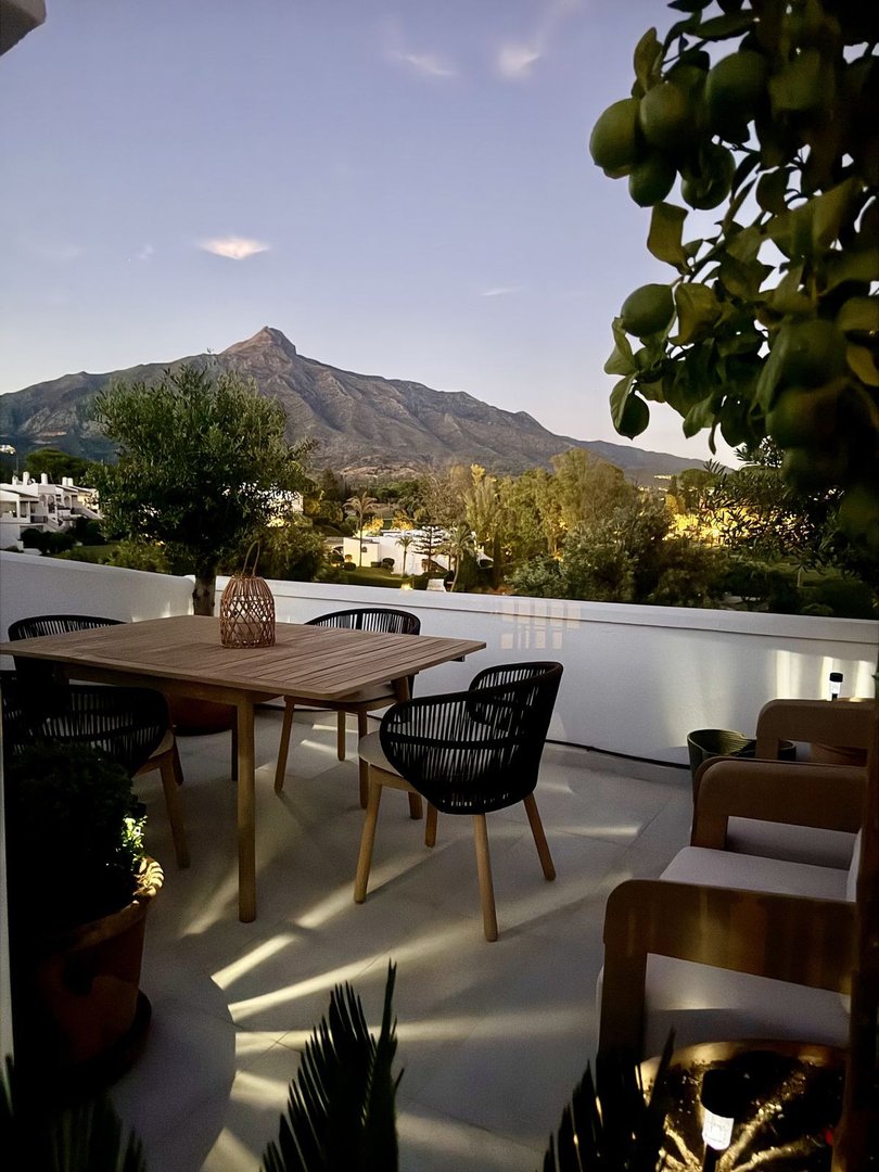2 Bed Top Floor Apartment in Nueva Andalucía