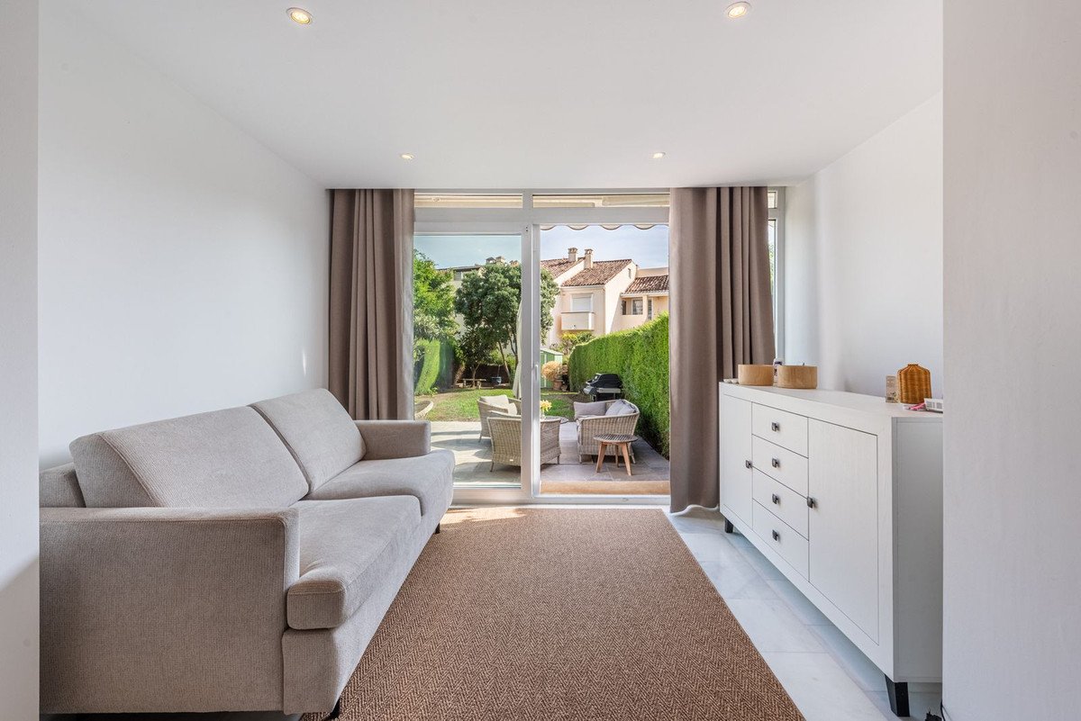 2 Bed Ground Floor Apartment in El Paraiso