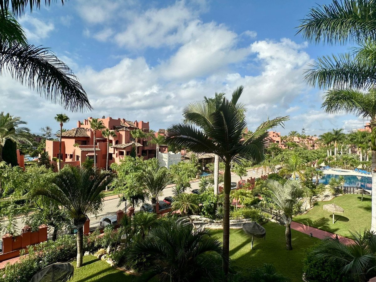 2 Bed Middle Floor Apartment in Estepona
