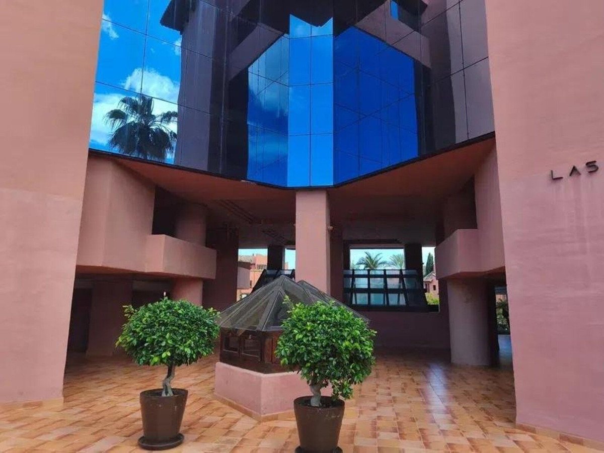 2 Bed Middle Floor Apartment in Estepona