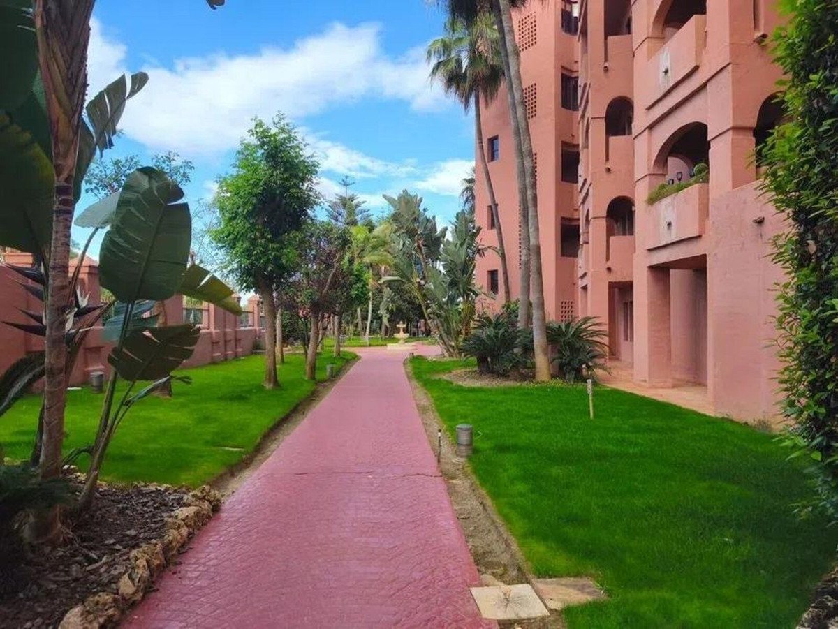 2 Bed Middle Floor Apartment in Estepona