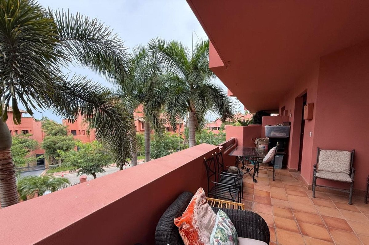 2 Bed Middle Floor Apartment in Estepona