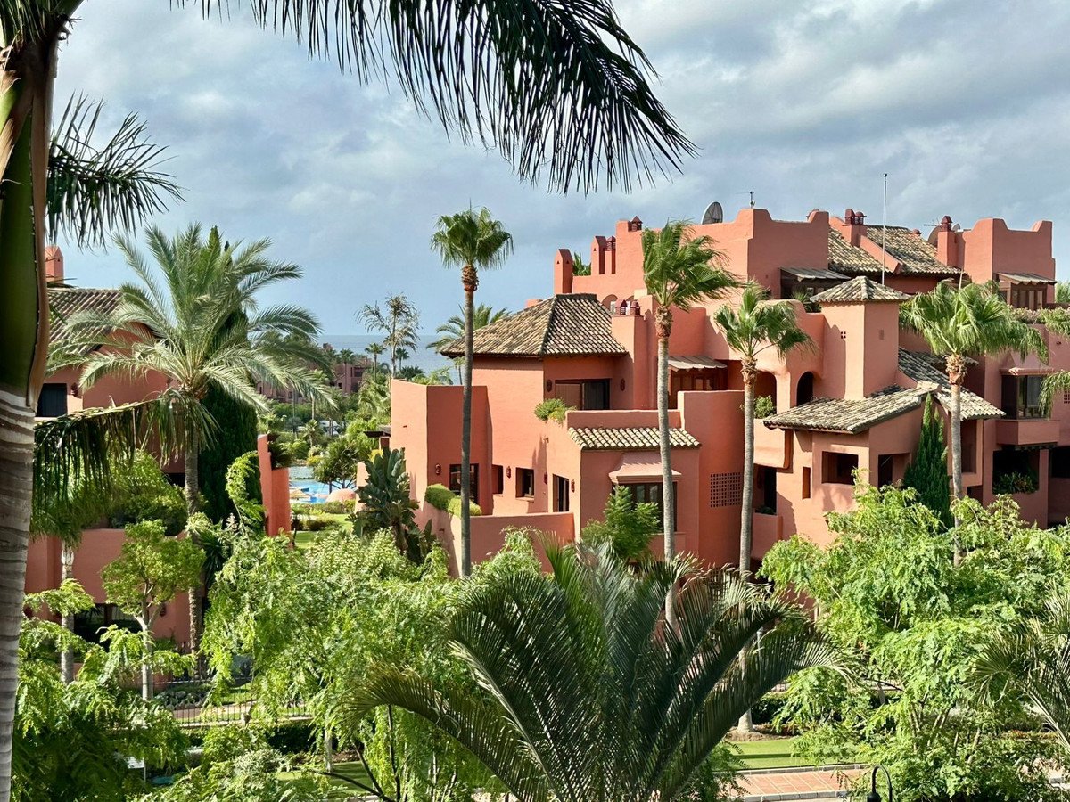 2 Bed Middle Floor Apartment in Estepona