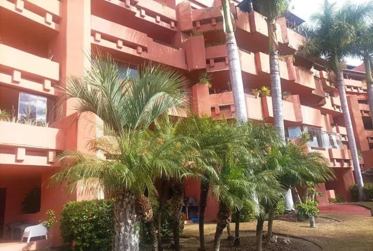 2 Bed Middle Floor Apartment in Estepona