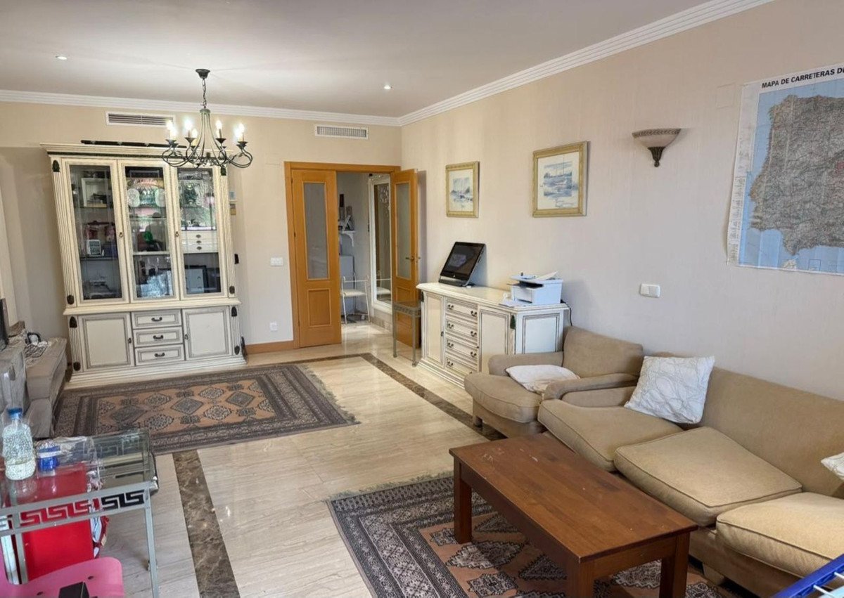 2 Bed Middle Floor Apartment in Estepona