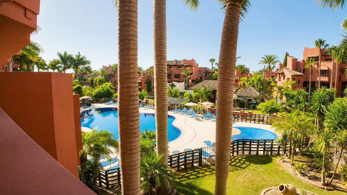 2 Bed Middle Floor Apartment in Estepona