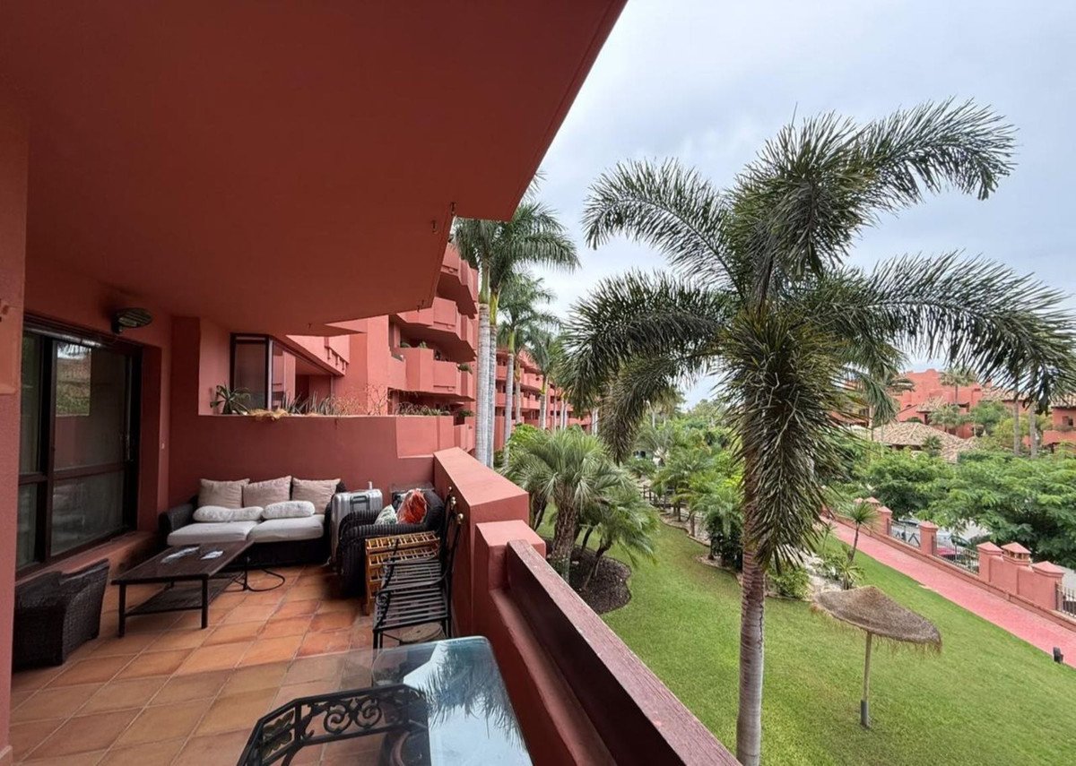 2 Bed Middle Floor Apartment in Estepona