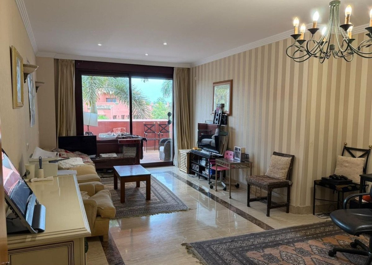 2 Bed Middle Floor Apartment in Estepona