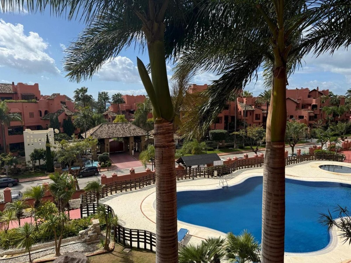 2 Bed Middle Floor Apartment in Estepona