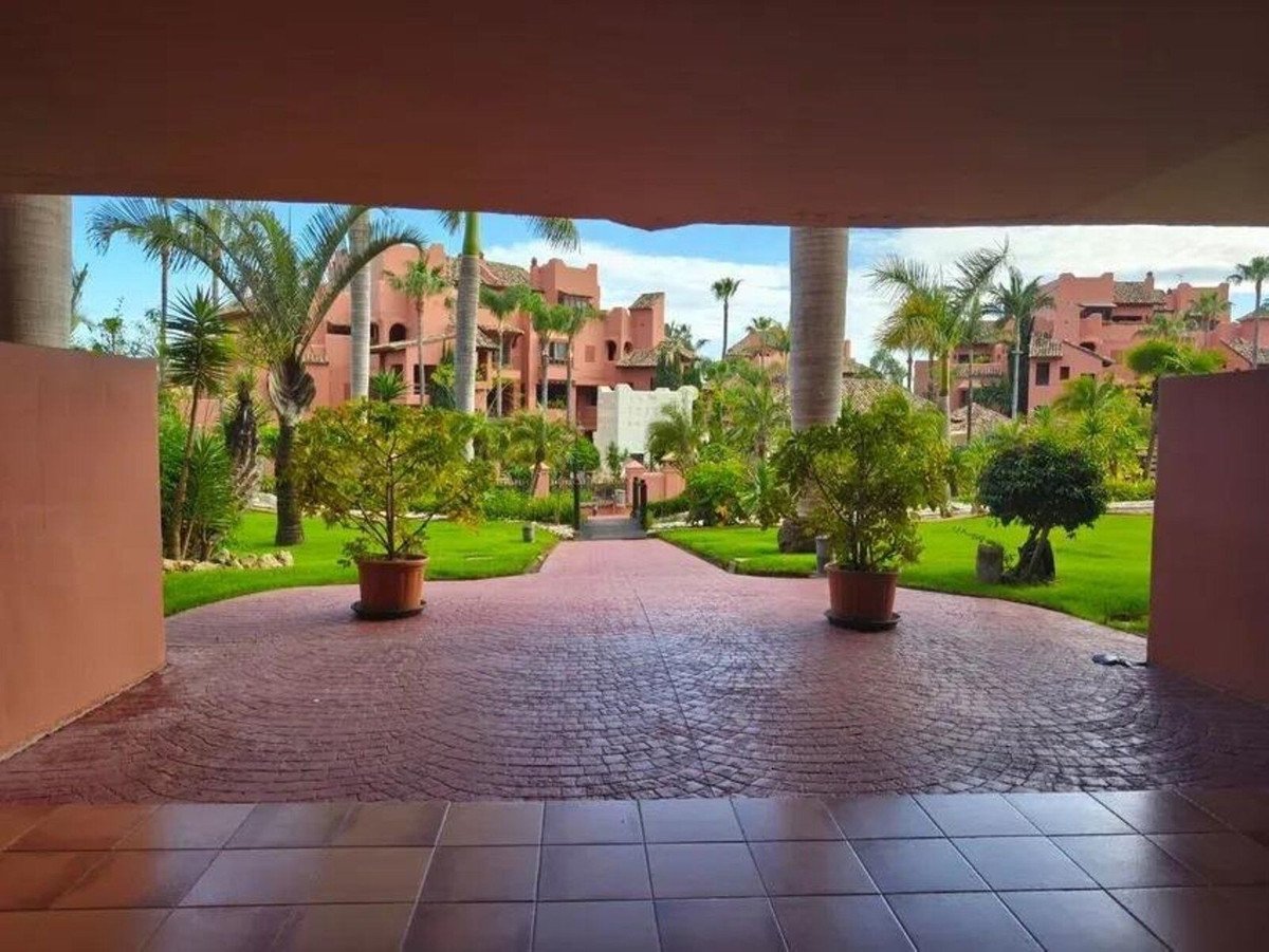 2 Bed Middle Floor Apartment in Estepona