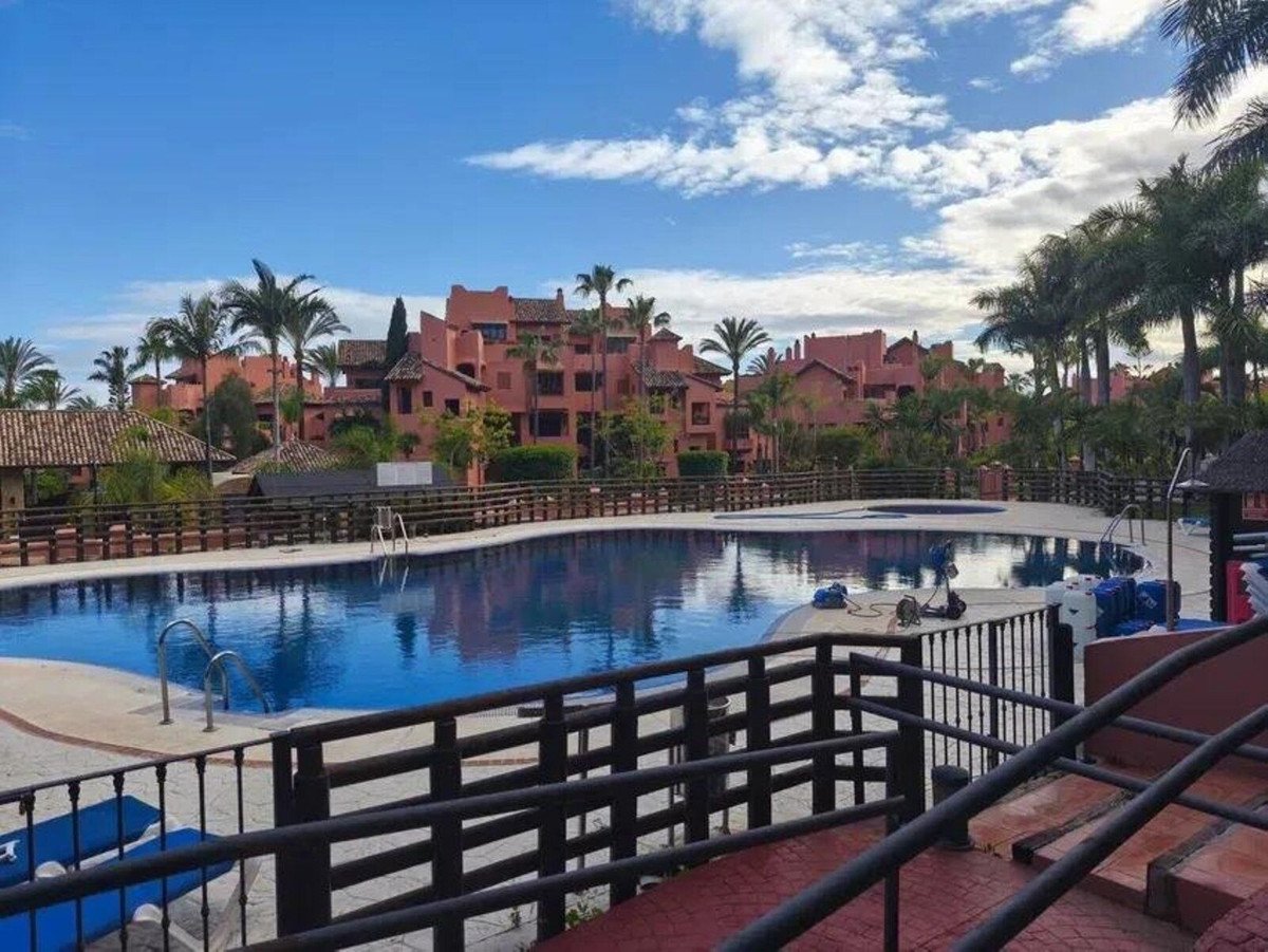 2 Bed Middle Floor Apartment in Estepona