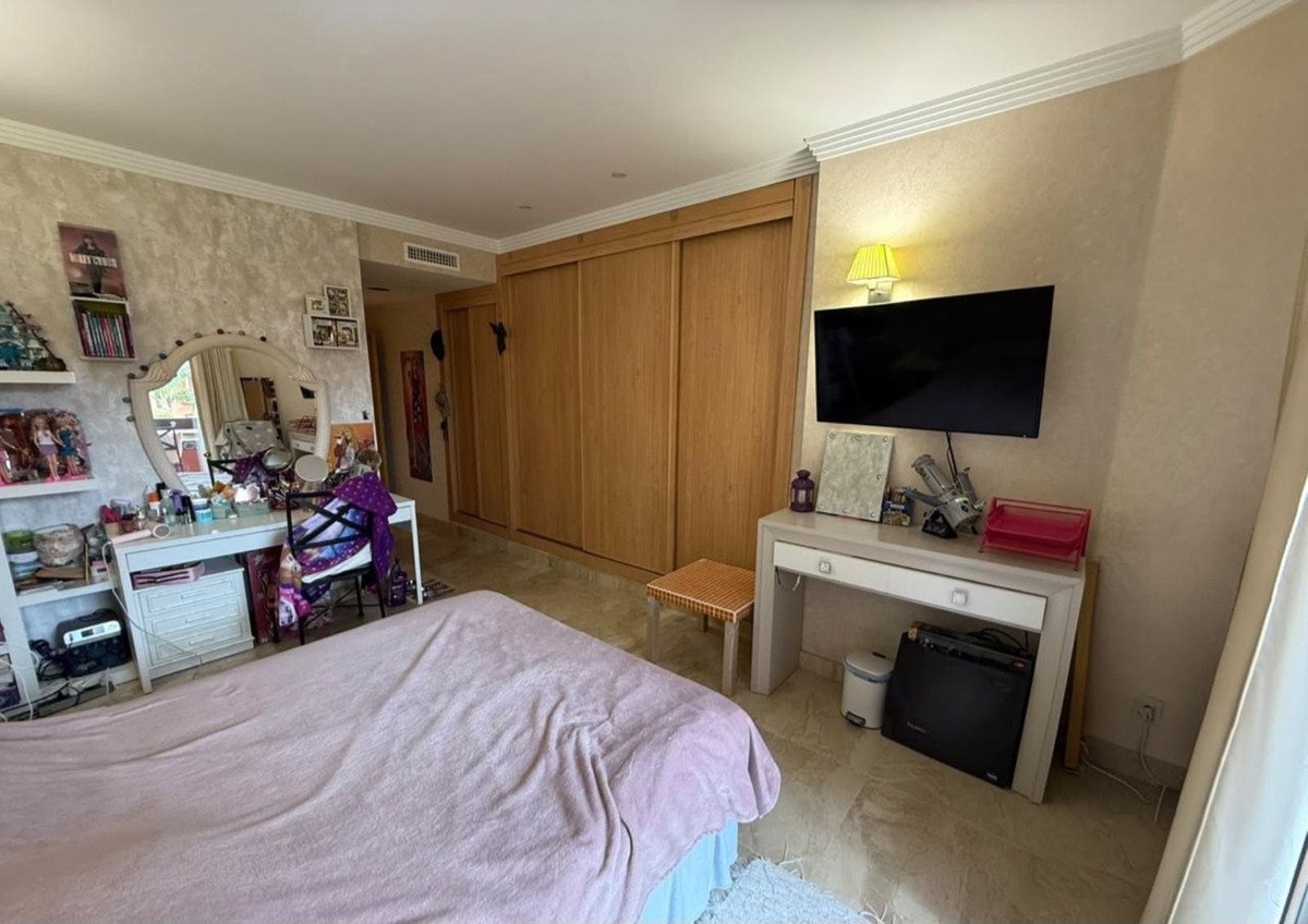 2 Bed Middle Floor Apartment in Estepona