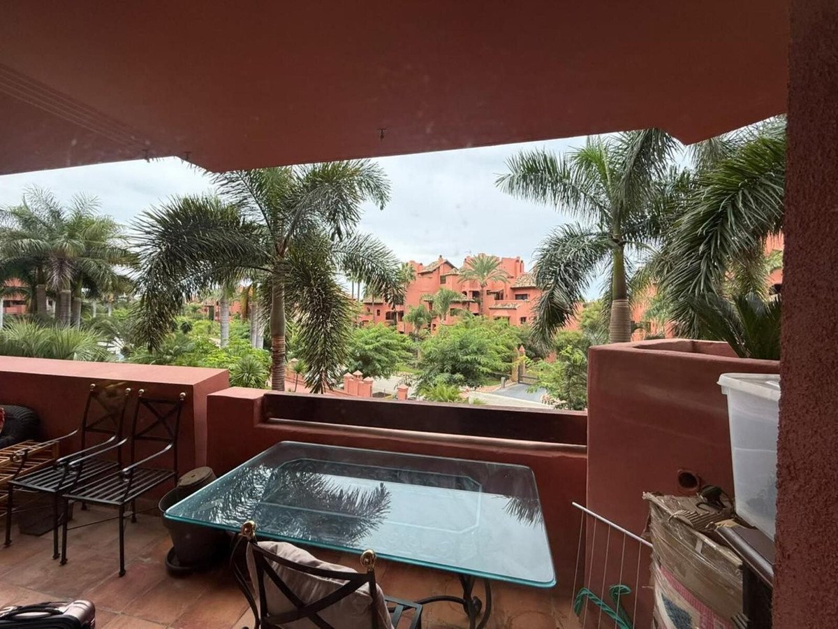 2 Bed Middle Floor Apartment in Estepona