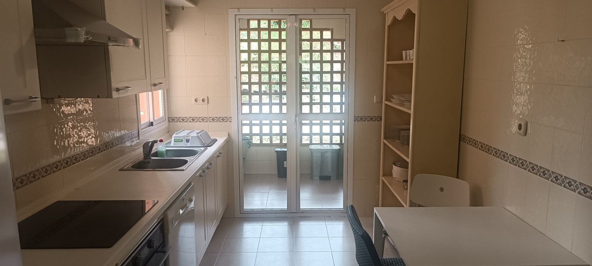 2 Bed Middle Floor Apartment in Guadalmina Baja
