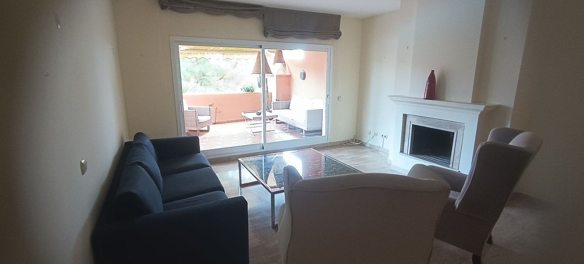 2 Bed Middle Floor Apartment in Guadalmina Baja
