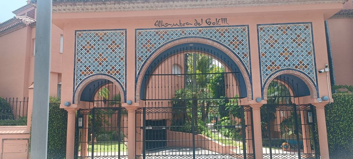 2 Bed Middle Floor Apartment in Guadalmina Baja