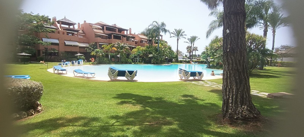2 Bed Middle Floor Apartment in Guadalmina Baja