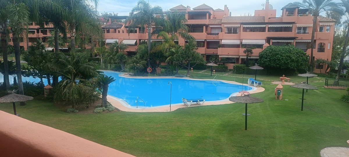 2 Bed Middle Floor Apartment in Guadalmina Baja