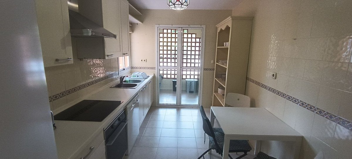 2 Bed Middle Floor Apartment in Guadalmina Baja