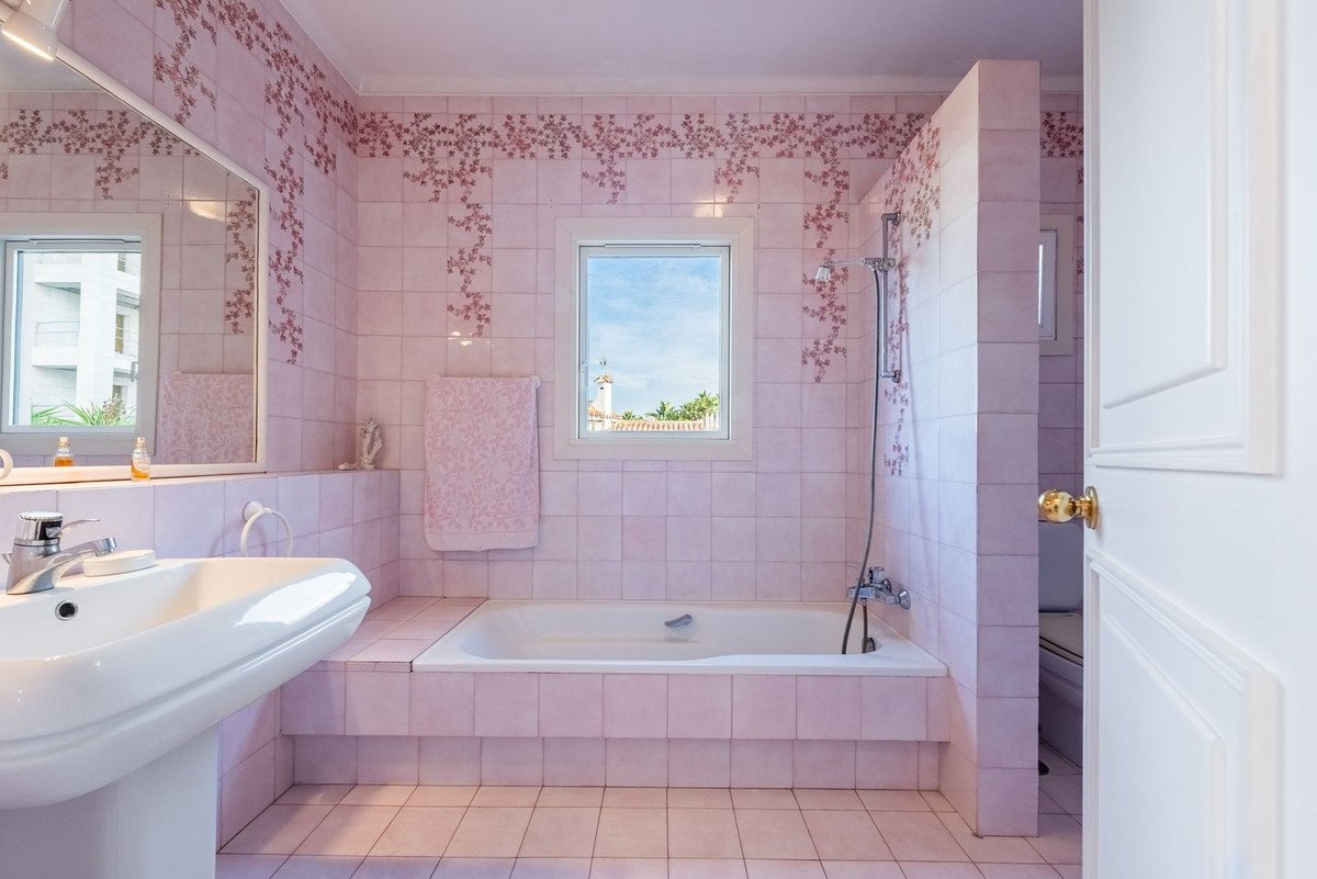 4 Bed Detached Villa in El Paraiso