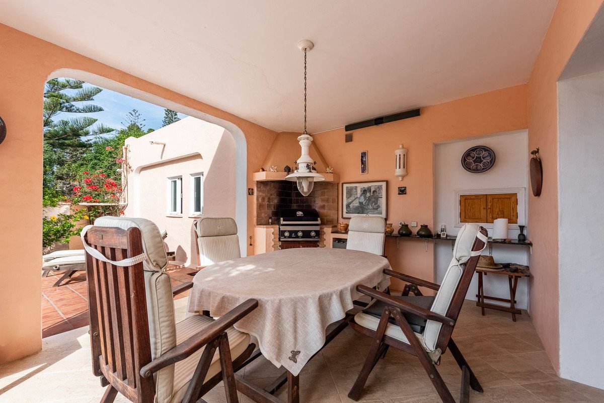 4 Bed Detached Villa in El Paraiso