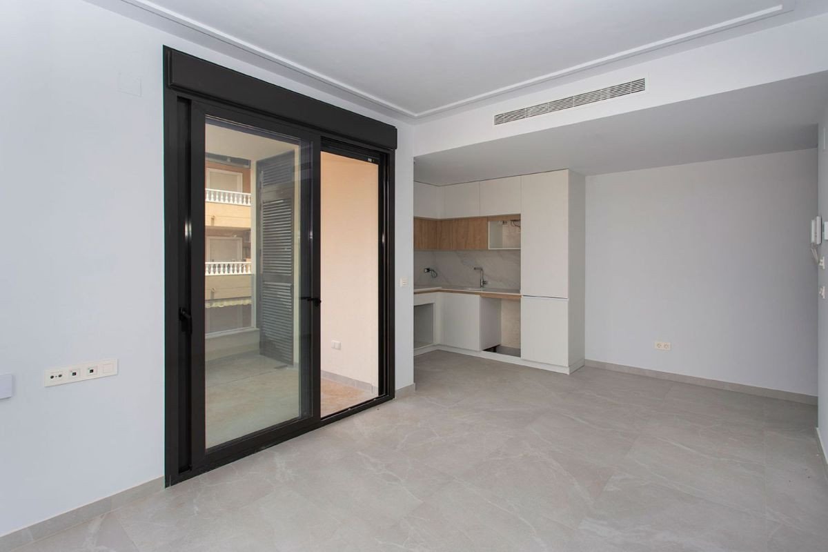 2 Bed Middle Floor Apartment in Torrevieja