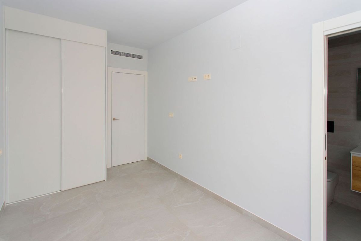 2 Bed Middle Floor Apartment in Torrevieja