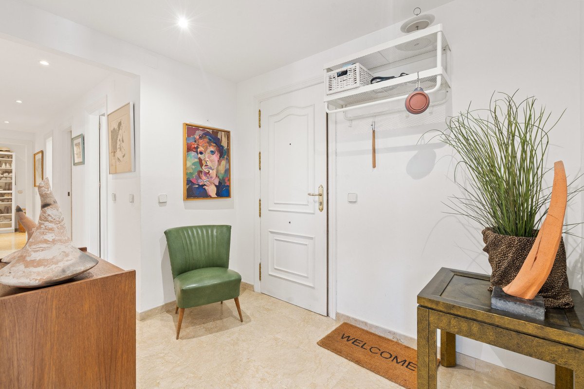 3 Bed Middle Floor Apartment in Estepona