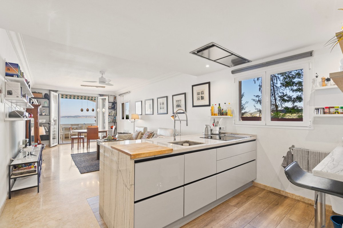 3 Bed Middle Floor Apartment in Estepona