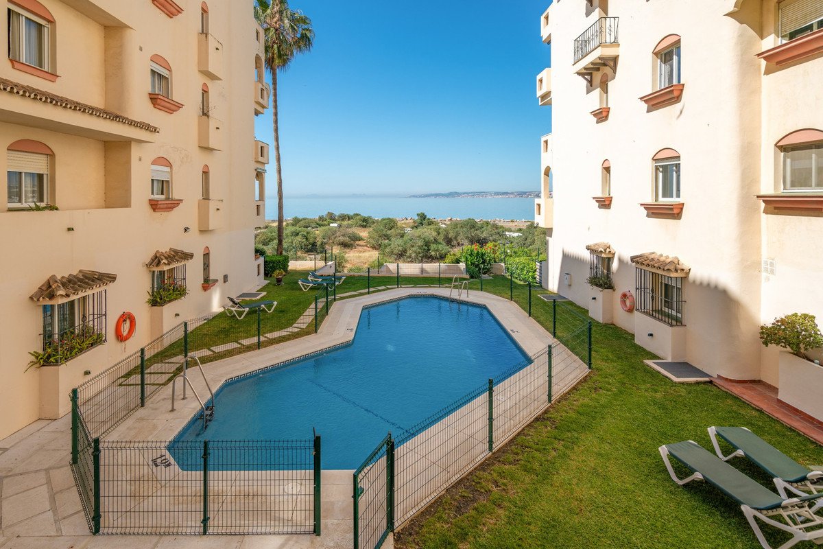 3 Bed Middle Floor Apartment in Estepona