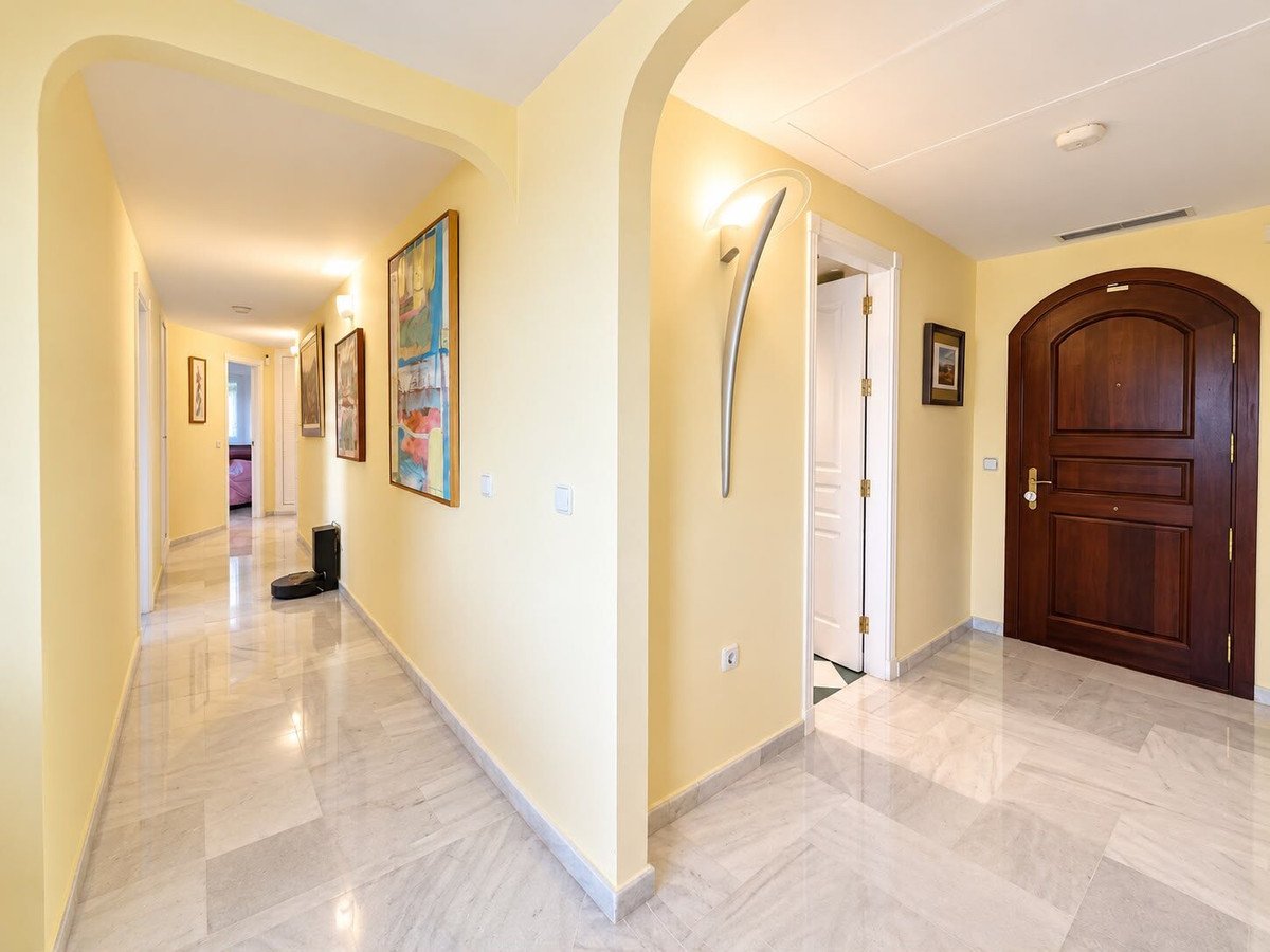 2 Bed Middle Floor Apartment in Marbella
