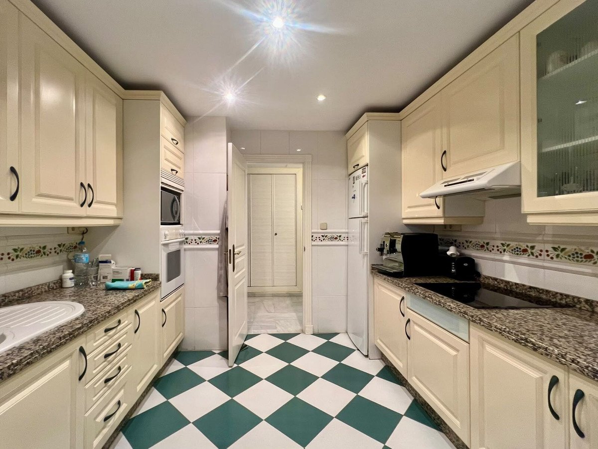 2 Bed Middle Floor Apartment in Marbella