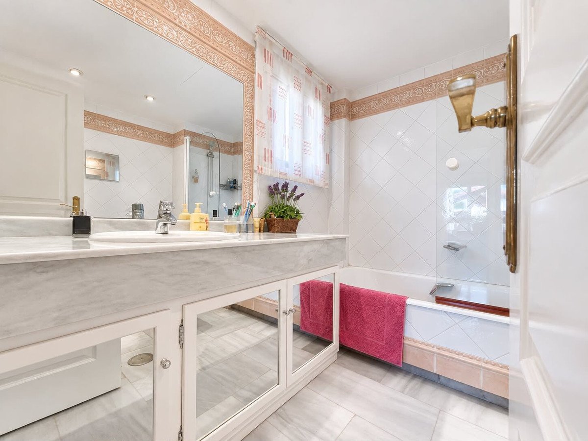 2 Bed Middle Floor Apartment in Marbella