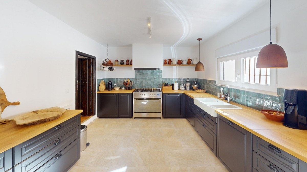 6 Bed Detached Villa in Colmenar