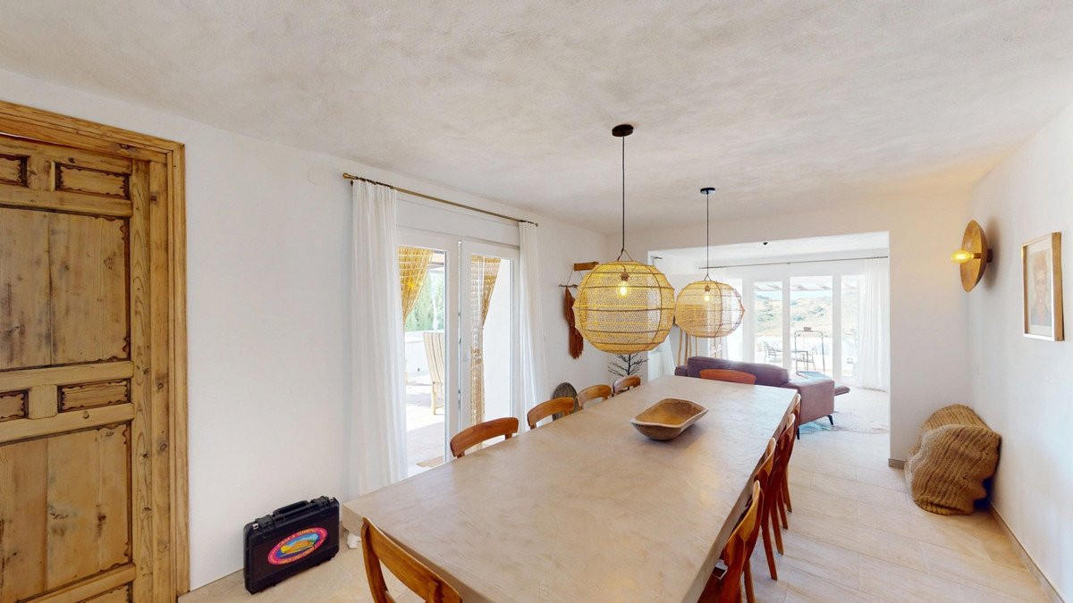 6 Bed Detached Villa in Colmenar